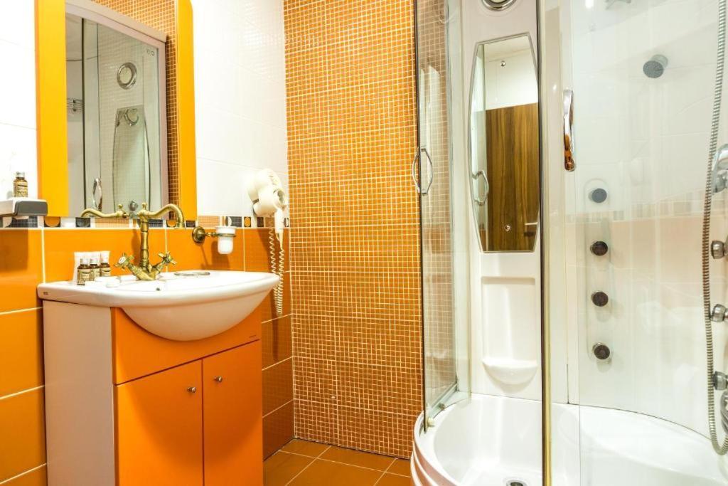Hotel Ferdinand Hátszeg Kültér fotó